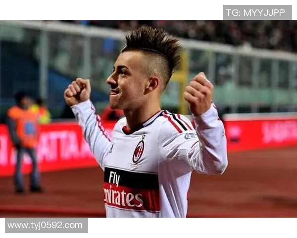 双鱼座最帅足球女星逆袭之路:从球场新星到时尚偶像的精彩蜕变