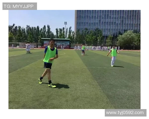 当足球球星化身程序员用键盘敲代码展现绿茵场外的别样风采