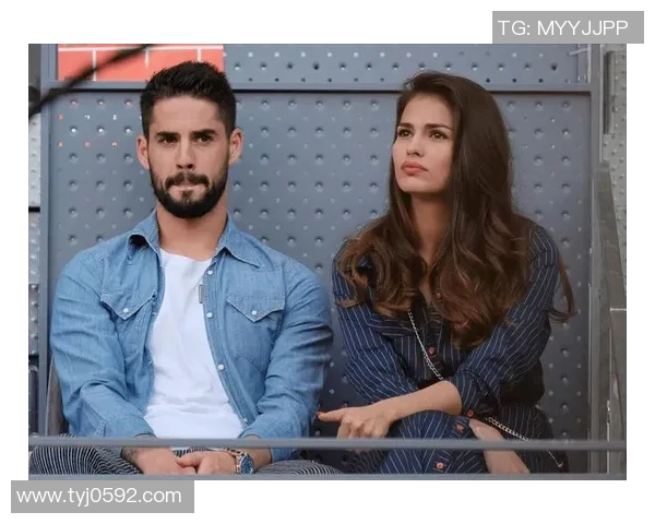 最美球星太太齐聚绿茵场演绎浪漫与激情的足球盛宴