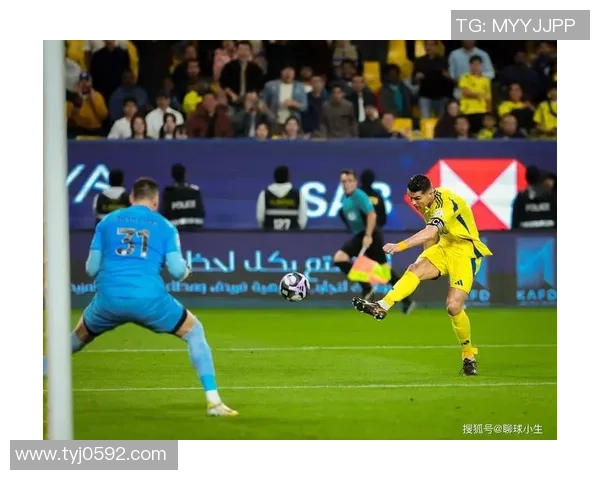 足球巨星亮相年度颁奖典礼风采尽显星光熠熠精彩瞬间回顾