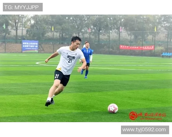 钢齿足球球星奋勇拼搏展现力量激情点燃绿茵赛场梦想